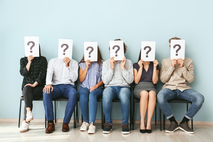 Bewerber mit Fragezeichen vor dem Gesicht (Foto: adobe.stock.com - Pixel-Shot)