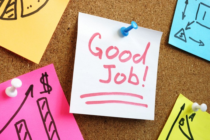 Notiz "Good Job" an einer Pinnwand. (Foto: istockphoto.com - designer491)