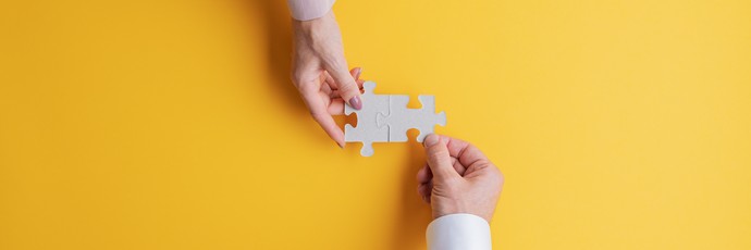 Zwei Puzzleteile werden zusammengeführt (Foto: adobe.stock.com - Gajus)