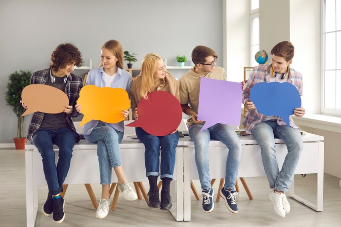 Jugendliche sitzen auf Tisch (Foto: stock.adobe.com - Studio Romantic)