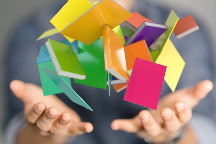 Bücher werden in die Luft geschmissen. (Foto: adobe.stock.com - vegefox.com)