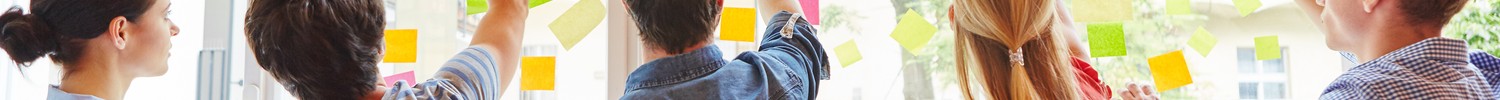 Menschen kleben Zettel an Fenster (Foto: adobe.stock.com - Robert Kneschke)